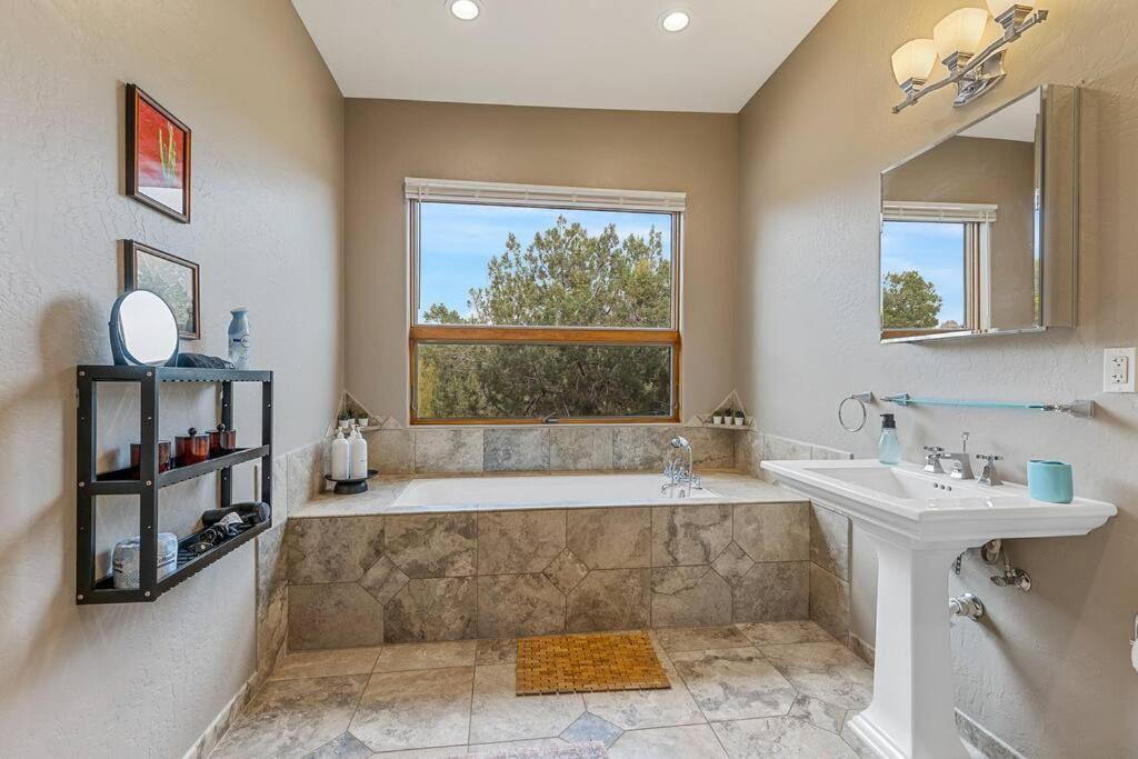Close To Fresh Creek! Sleeps 12 ~ Amazing Views W/Serene Open Space ~ Hot Tub + Game Room ~ Trails Outside Sedona Kültér fotó