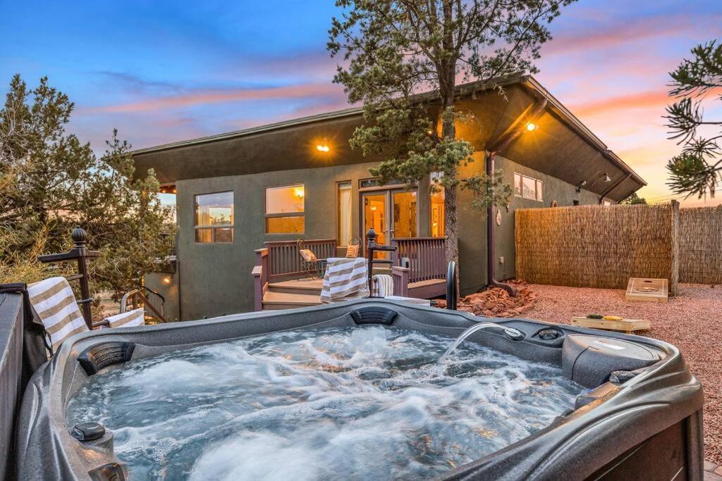 Close To Fresh Creek! Sleeps 12 ~ Amazing Views W/Serene Open Space ~ Hot Tub + Game Room ~ Trails Outside Sedona Kültér fotó