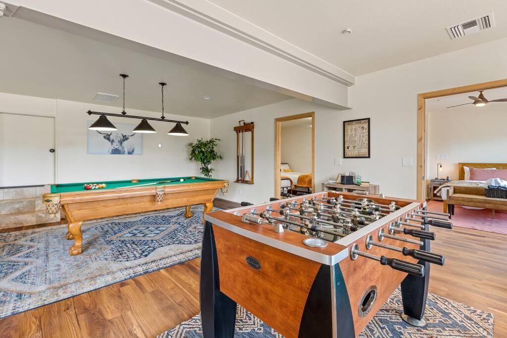 Close To Fresh Creek! Sleeps 12 ~ Amazing Views W/Serene Open Space ~ Hot Tub + Game Room ~ Trails Outside Sedona Kültér fotó
