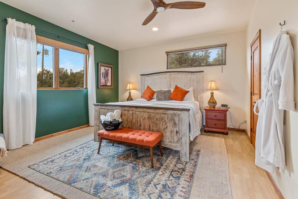 Close To Fresh Creek! Sleeps 12 ~ Amazing Views W/Serene Open Space ~ Hot Tub + Game Room ~ Trails Outside Sedona Kültér fotó