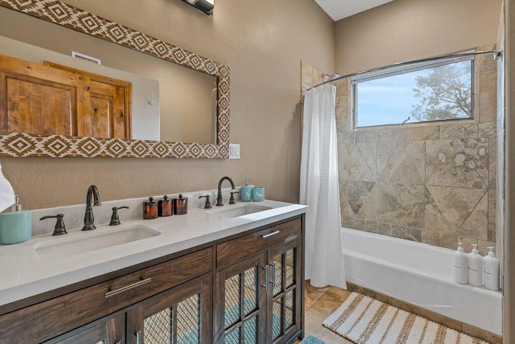 Close To Fresh Creek! Sleeps 12 ~ Amazing Views W/Serene Open Space ~ Hot Tub + Game Room ~ Trails Outside Sedona Kültér fotó