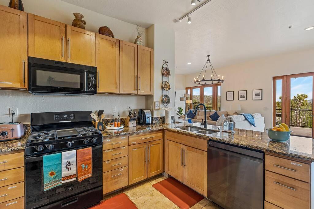 Close To Fresh Creek! Sleeps 12 ~ Amazing Views W/Serene Open Space ~ Hot Tub + Game Room ~ Trails Outside Sedona Kültér fotó