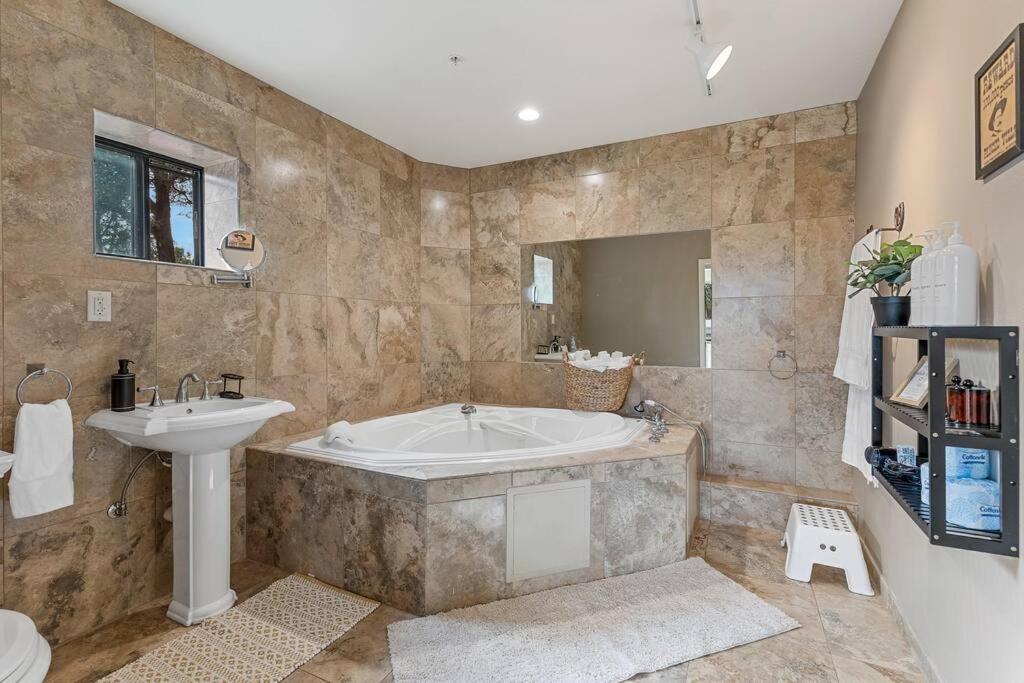 Close To Fresh Creek! Sleeps 12 ~ Amazing Views W/Serene Open Space ~ Hot Tub + Game Room ~ Trails Outside Sedona Kültér fotó