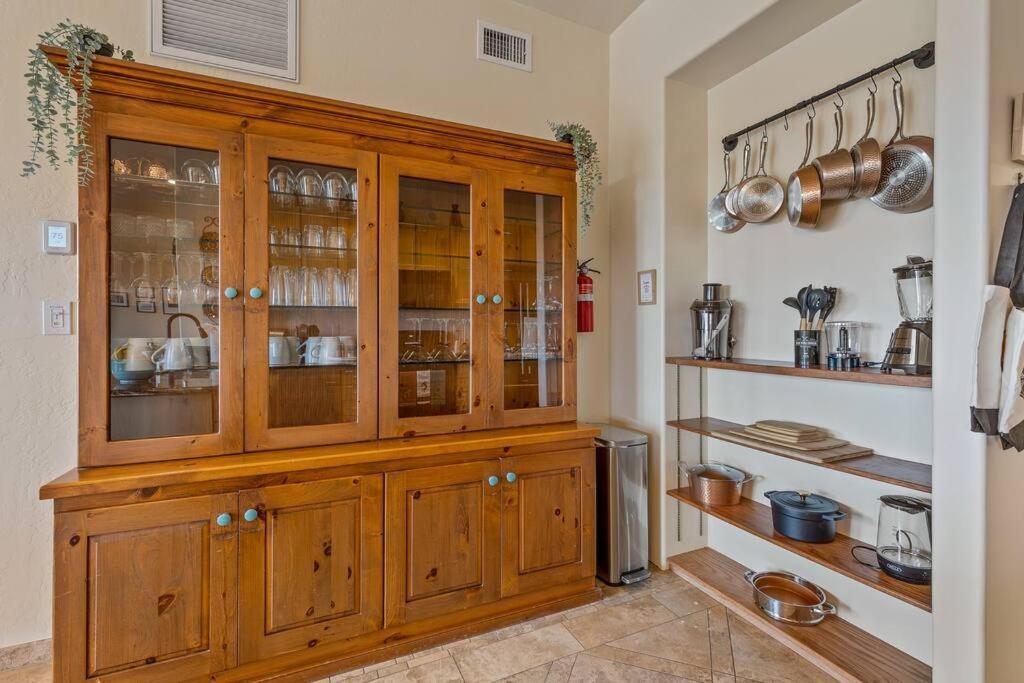 Close To Fresh Creek! Sleeps 12 ~ Amazing Views W/Serene Open Space ~ Hot Tub + Game Room ~ Trails Outside Sedona Kültér fotó