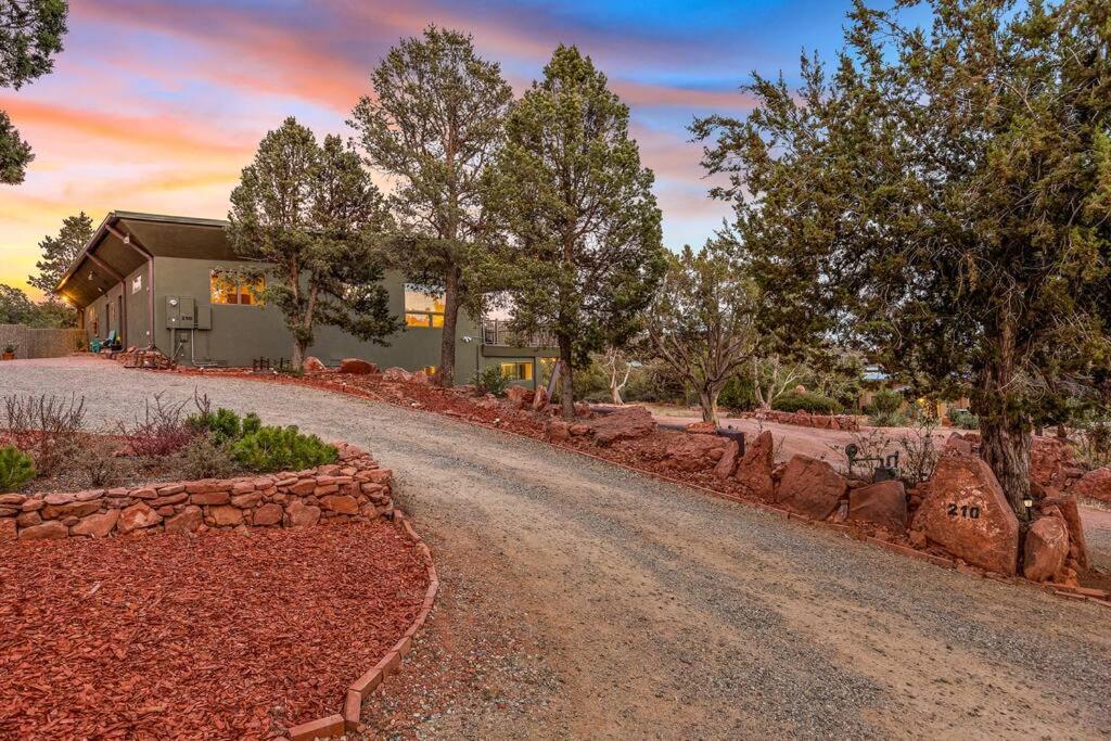 Close To Fresh Creek! Sleeps 12 ~ Amazing Views W/Serene Open Space ~ Hot Tub + Game Room ~ Trails Outside Sedona Kültér fotó