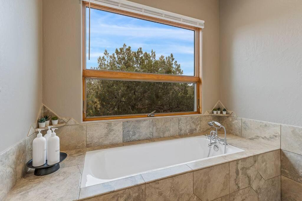 Close To Fresh Creek! Sleeps 12 ~ Amazing Views W/Serene Open Space ~ Hot Tub + Game Room ~ Trails Outside Sedona Kültér fotó