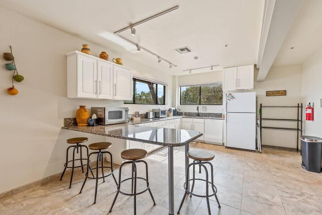 Close To Fresh Creek! Sleeps 12 ~ Amazing Views W/Serene Open Space ~ Hot Tub + Game Room ~ Trails Outside Sedona Kültér fotó